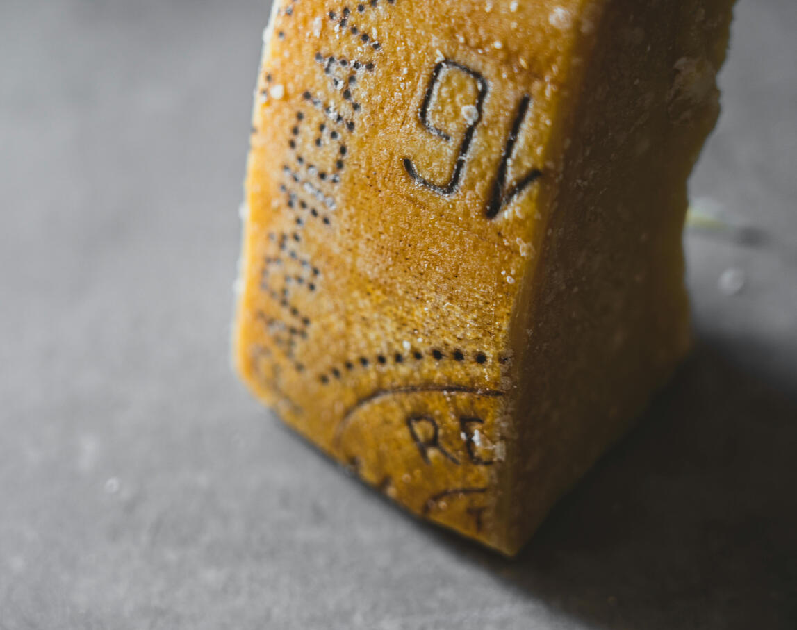 Foto di Castorly Stock : https://www.pexels.com/it-it/foto/parmigiano-reggiano-3693283/